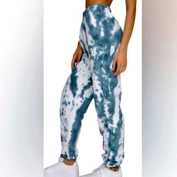 Good American Boyfriend Sweatpants in Blue Orion Tie Dye - Picture 13 of 16